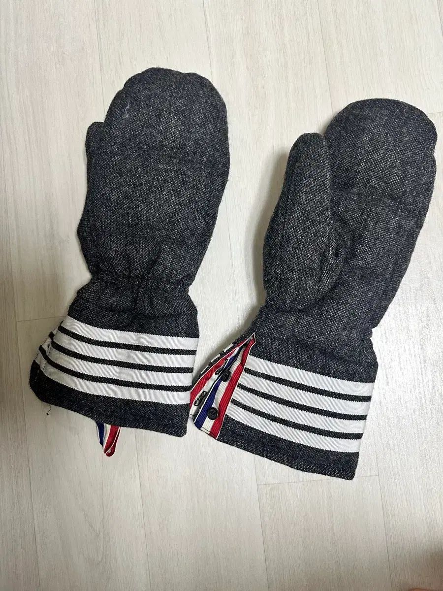 トム・ブラウン 手袋 - メルカリ