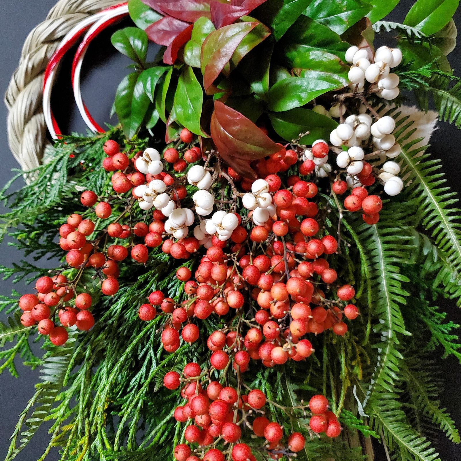 サービス品】サイズ大きめ 南天におたふく南天を添えたしめ飾り しめ縄