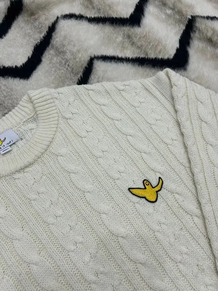 S ワットイットイズント オーバーサイズ ケーブル編み ラウンド ニット / アイボリー