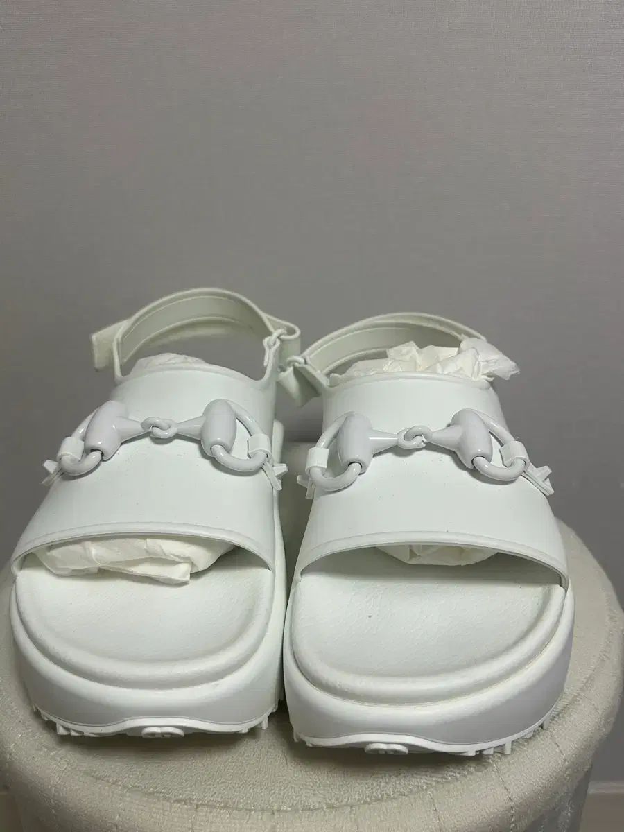 グッチ ホースビット サンダル 白 - メルカリ