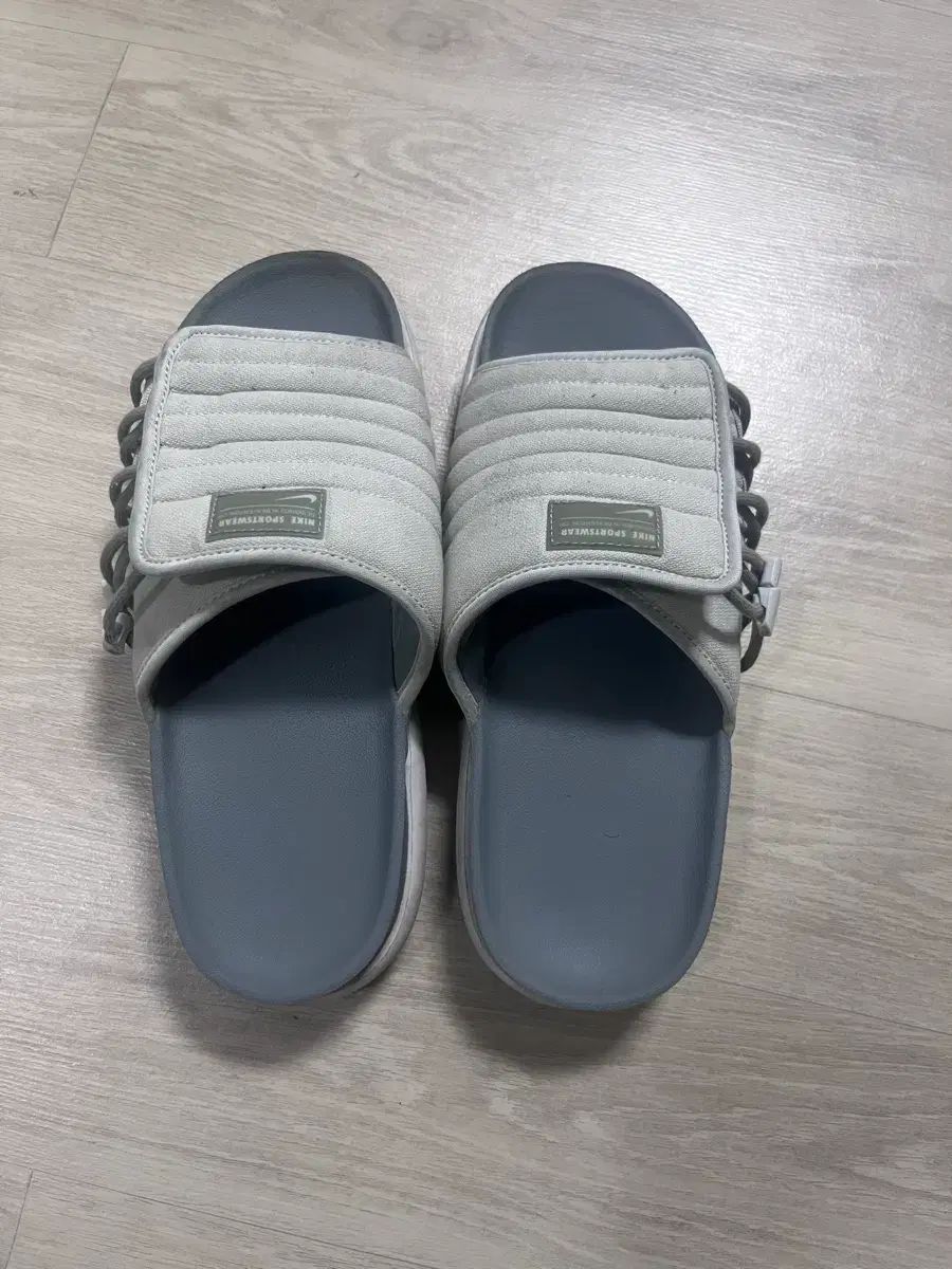 ナイキ スリッパ 白キー