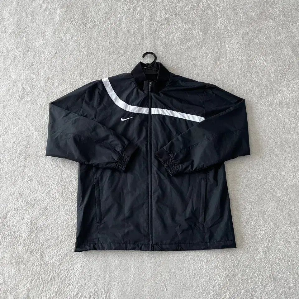 L NIKE ブラック スウッシュ ウィンドブレーカー 100 - メルカリ