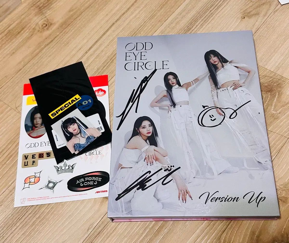 LOONA ODD EYE CIRCLE アルバム　サイン入り CD ODD EYE CIRCLE(オッドアイサークル) ARTMS odd eye circle サイン入り