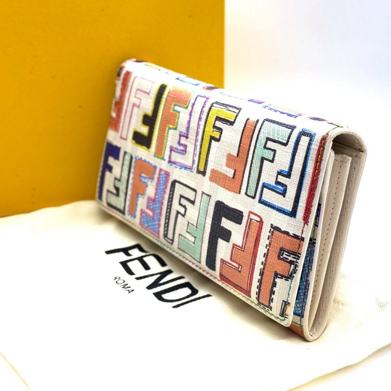 持つだけで差がつく✨ FENDI フェンディ 長財布 二つ折り マルチカラー