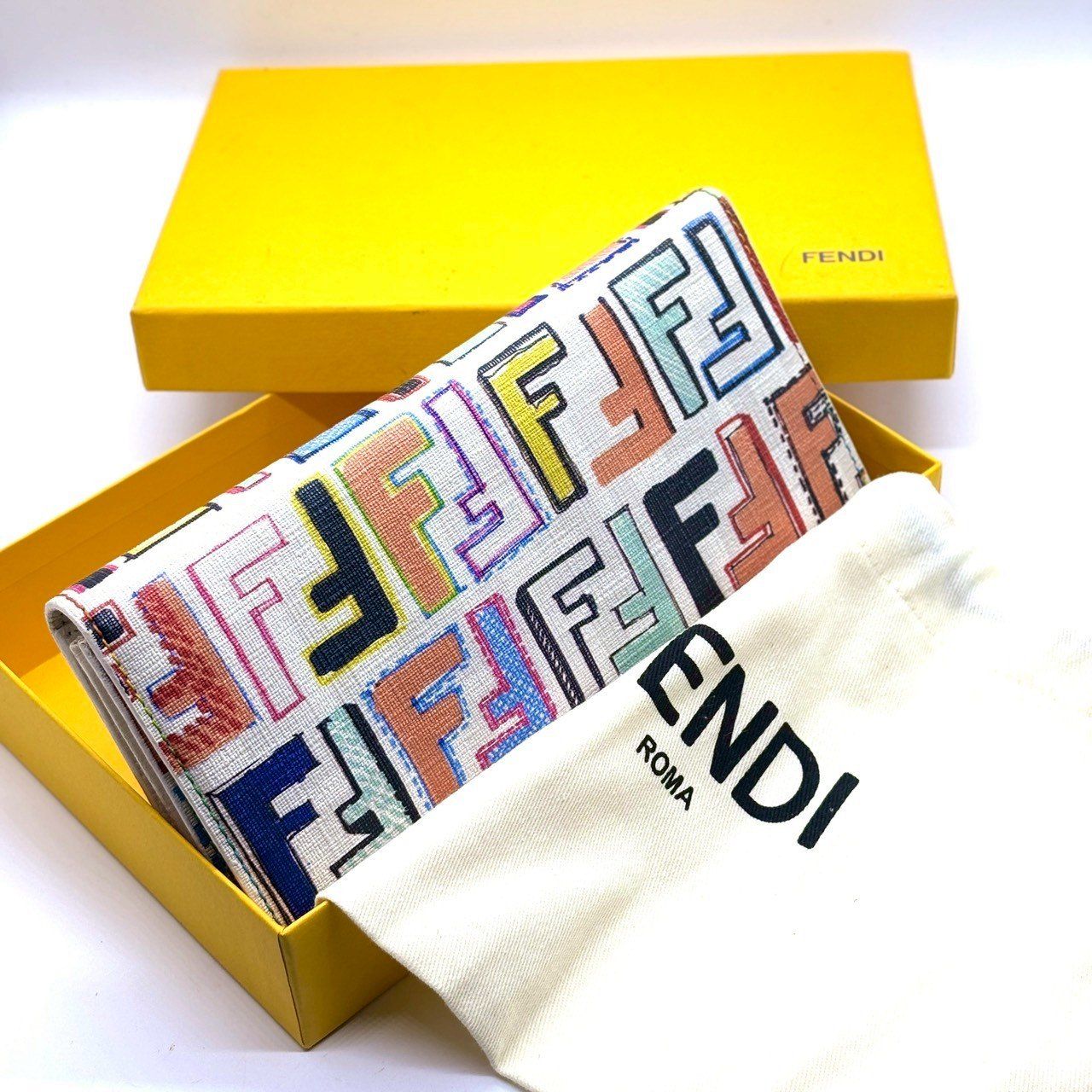 持つだけで差がつく✨ FENDI フェンディ 長財布 二つ折り マルチカラー