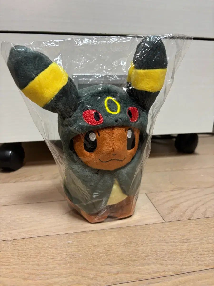 イーブイ ブラッキー ポンチョぬいぐるみ 出品 - メルカリ