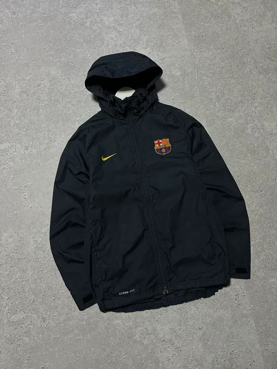 ナイキ バルセロナ STORM-FIT チャコール ウィンドブレーカー - メルカリ
