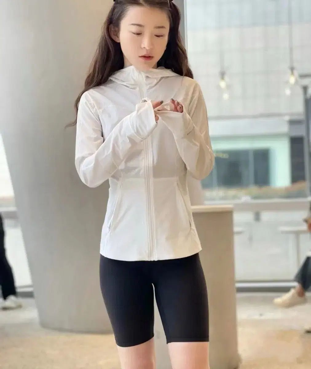 ルルレモン 購入 ウィンドブレーカー 白・ブラック・イェロー 4 6 8