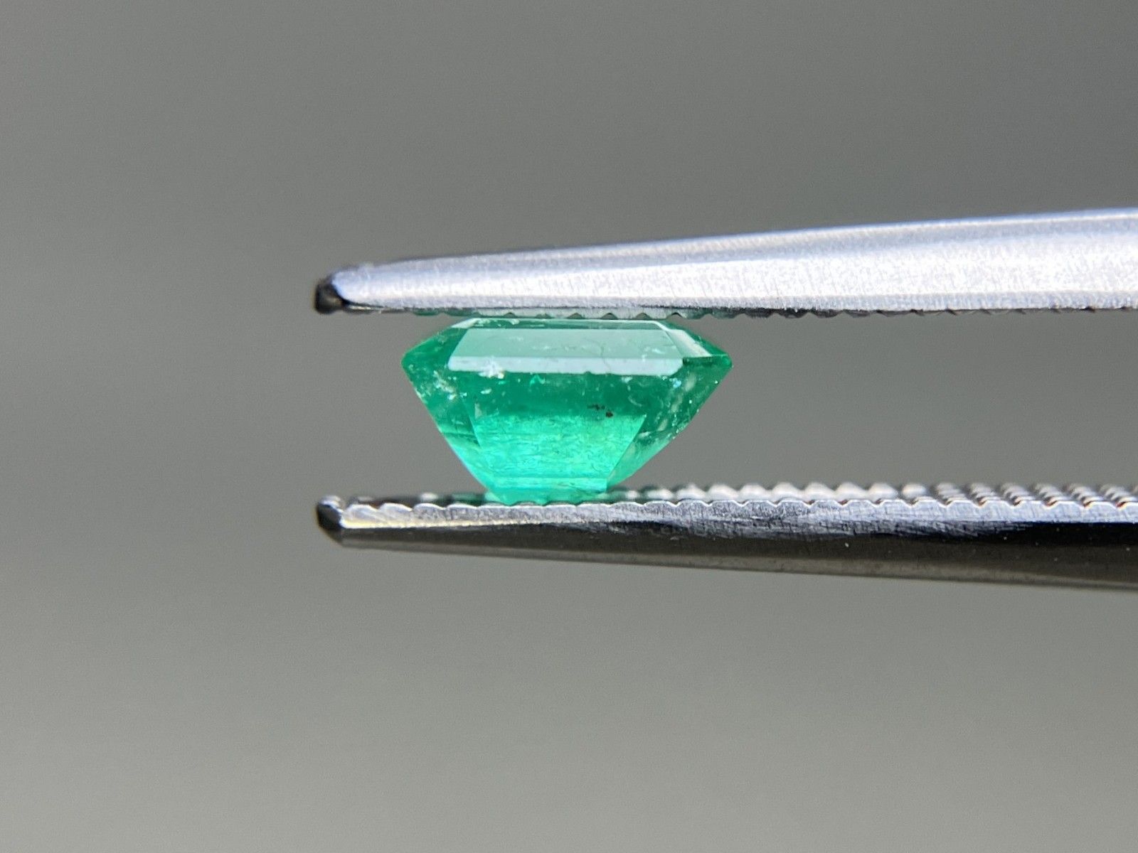 エメラルド 天然 0.743ct 中央宝石ソーティング付き 5.90㎜×5.42