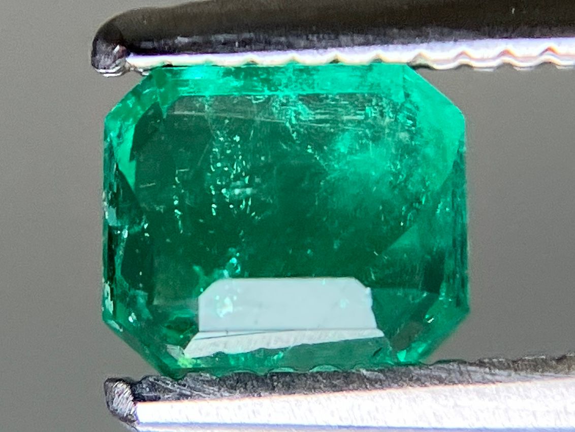 エメラルド 天然 0.555ct 中央宝石ソーティング付き 5.34㎜×4.50