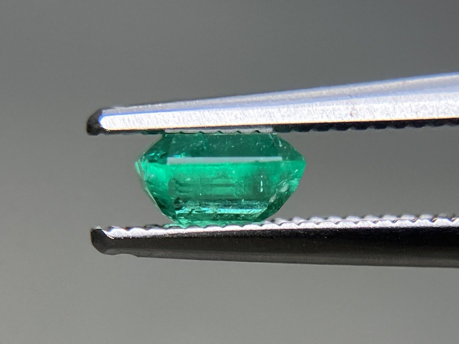 エメラルド 天然 0.555ct 中央宝石ソーティング付き 5.34㎜×4.50