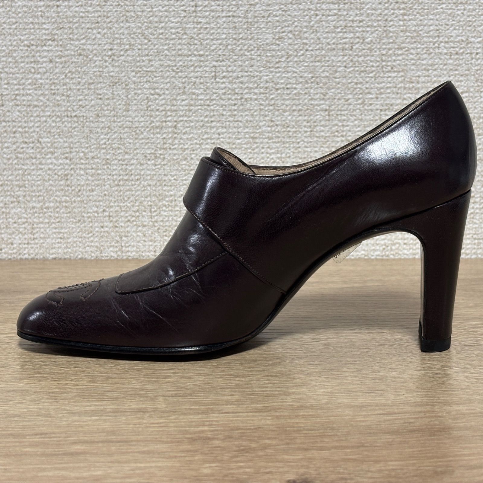 CHANEL レザー　ヒール CHANEL シャネル パンプス レザー ゴールド金具 ココマーク 刺繍