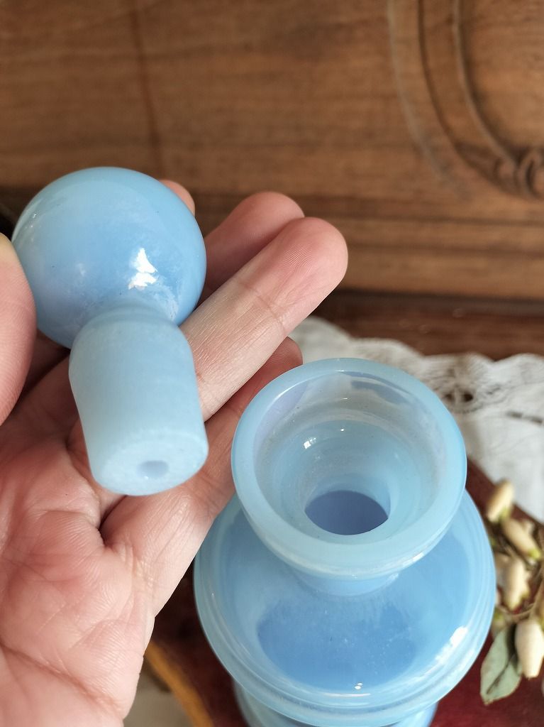 フランスアンティーク オパリンガラスの香水瓶 3本セット ボトル 蓋付き フランスアンティーク オパリンガラスの香水瓶 3本セット ボトル 蓋