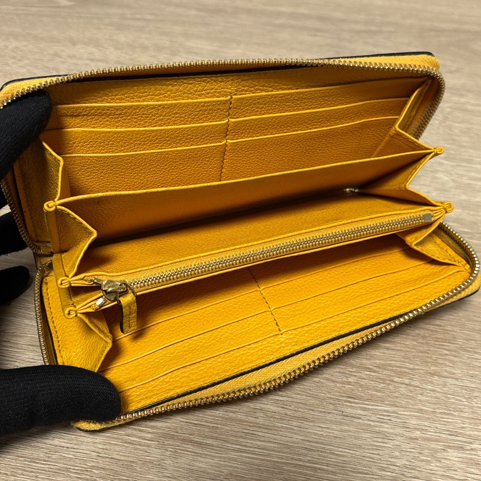 GUCCI グッチ 長財布 ラウンドファスナー ロゴ エンボス レザー