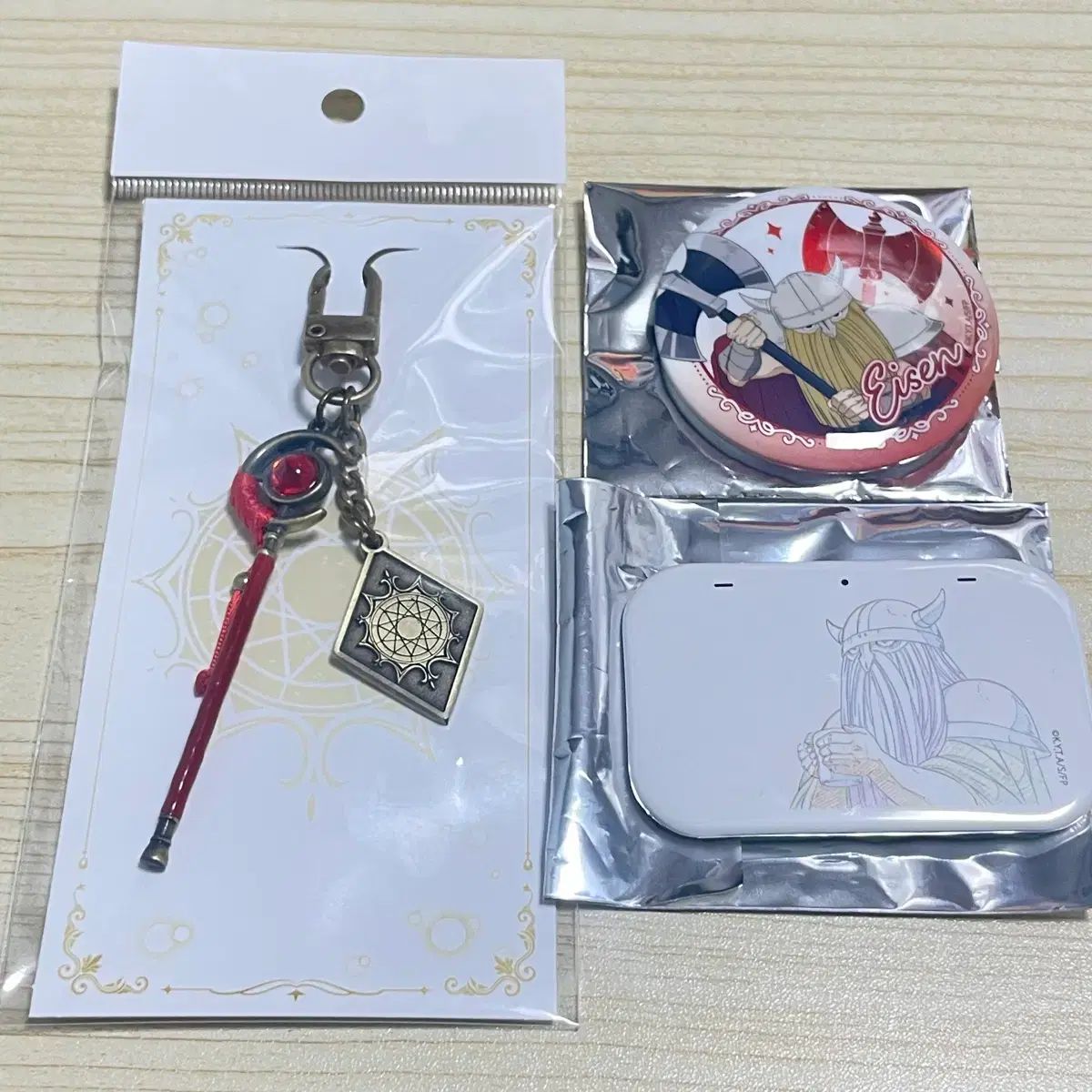 葬送のフリーレン 杖キーホルダー アイゼン 缶バッジ まとめ