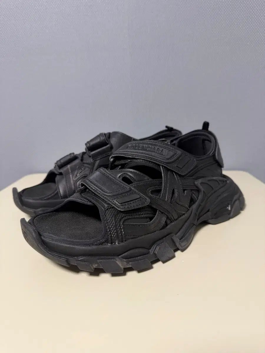 バレンシアガ トラック サンダル ブラック 42 - メルカリ