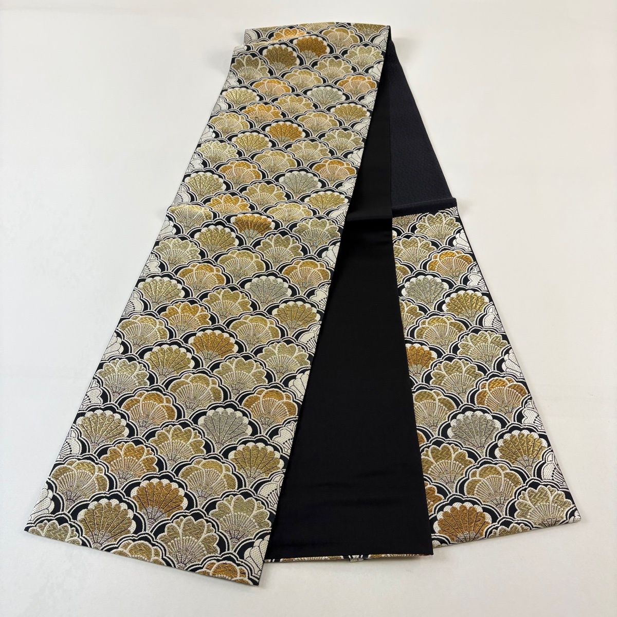 美品】 袋帯 名品 菊青海波 金糸 唐織 黒 六通 正絹 【中古】 - メルカリ