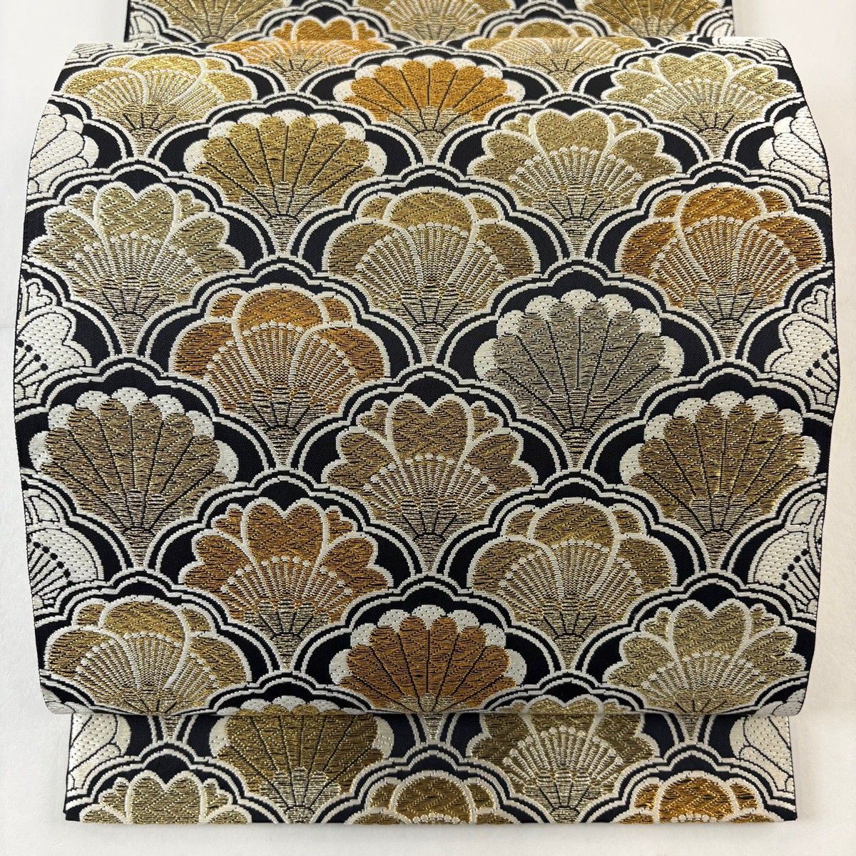 袋帯 本袋 六通 雪輪 青海波 波涛 金糸 黒地 上質 美品】 袋帯 名品 菊青海波 金糸 唐織 黒 六通 正絹 【中古】 - メルカリ