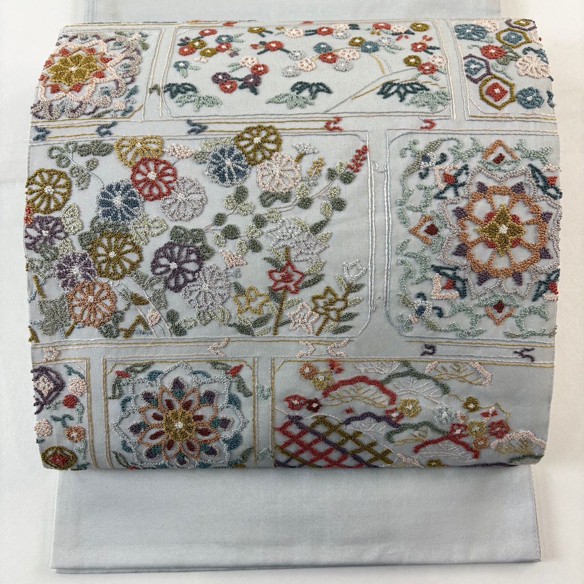 袋帯 名品 違い棚 草花 相良刺繍 青灰色 お太鼓柄 正絹 【中古