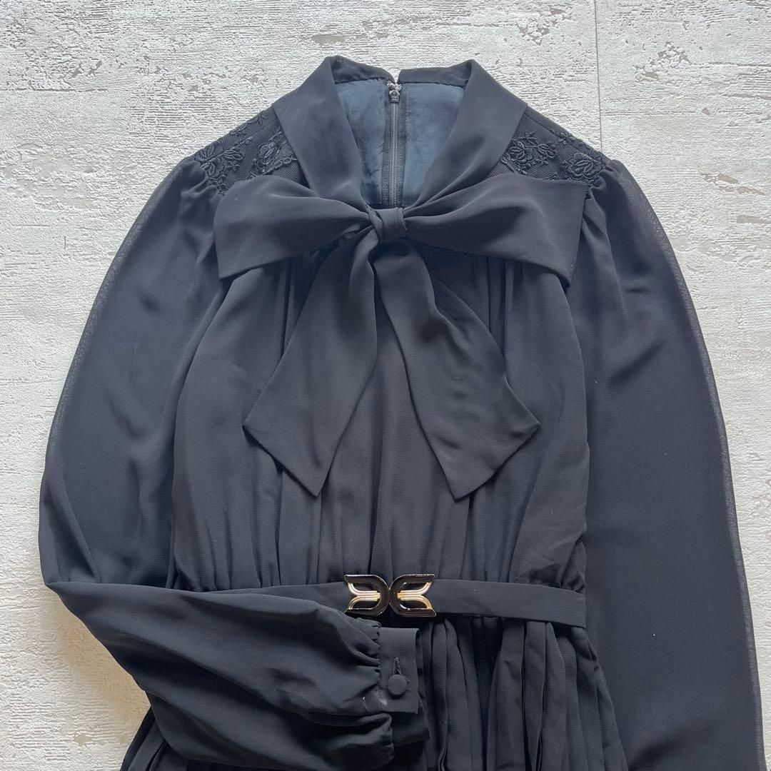 昭和レトロ ブラックプリーツワンピース｜レース×リボンタイの上品 