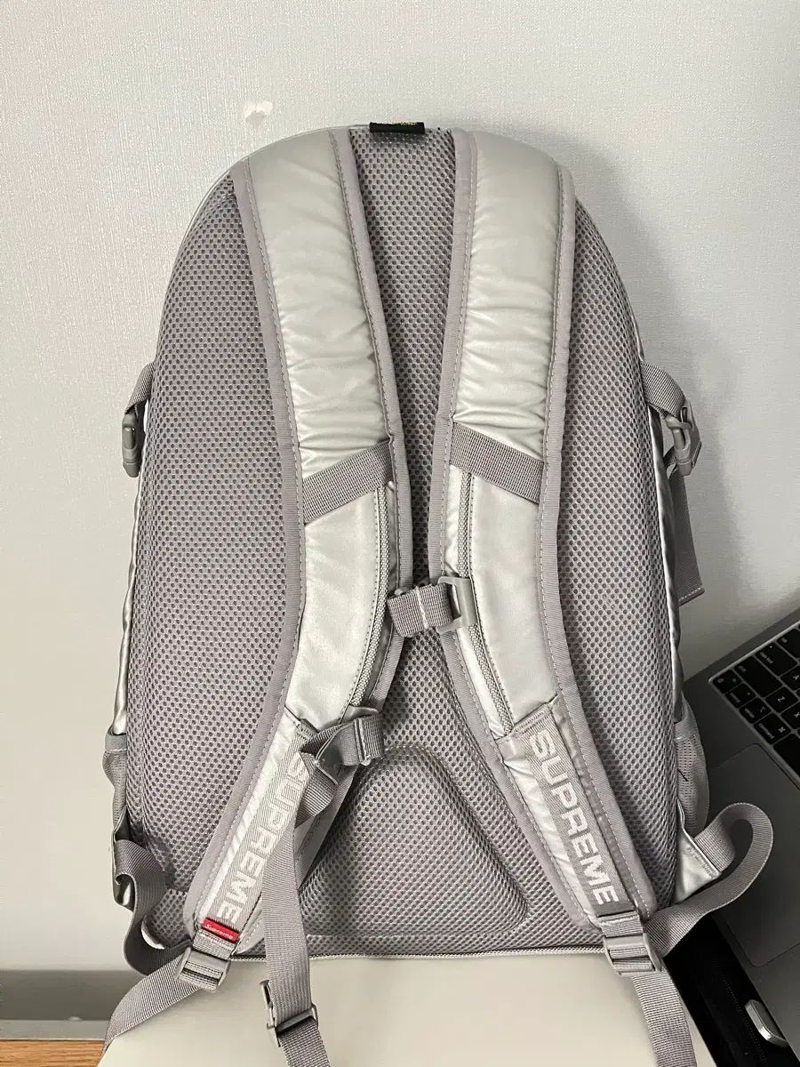 シュプリーム　シルバー　リュック 鑑定済】Supreme Backpack シュプリーム シルバーリュック - メルカリ