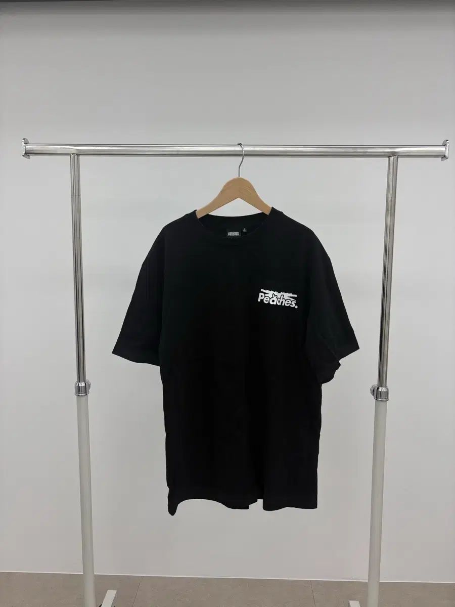 LE SSERAFIM（ルセラフィム） Peaches コラボ Tシャツ ブラック L