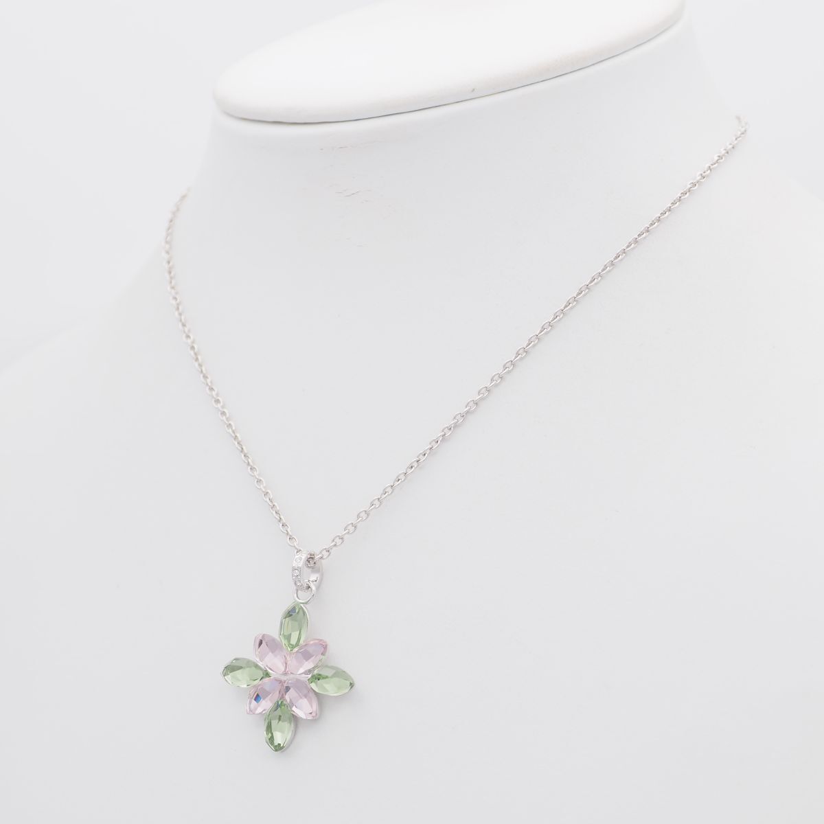 L089 スワロフスキー SWAROVSKI ペンダント ネックレス フラワー 