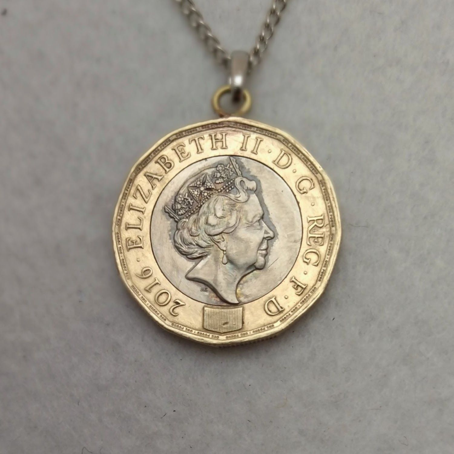 バラ、リーキ、アザミ クローバー イギリスのコインネックレス - メルカリ