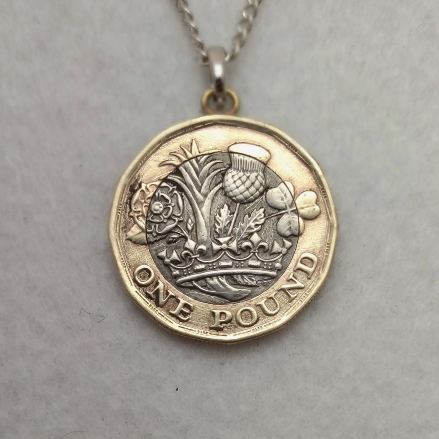 バラ、リーキ、アザミ クローバー イギリスのコインネックレス - メルカリ