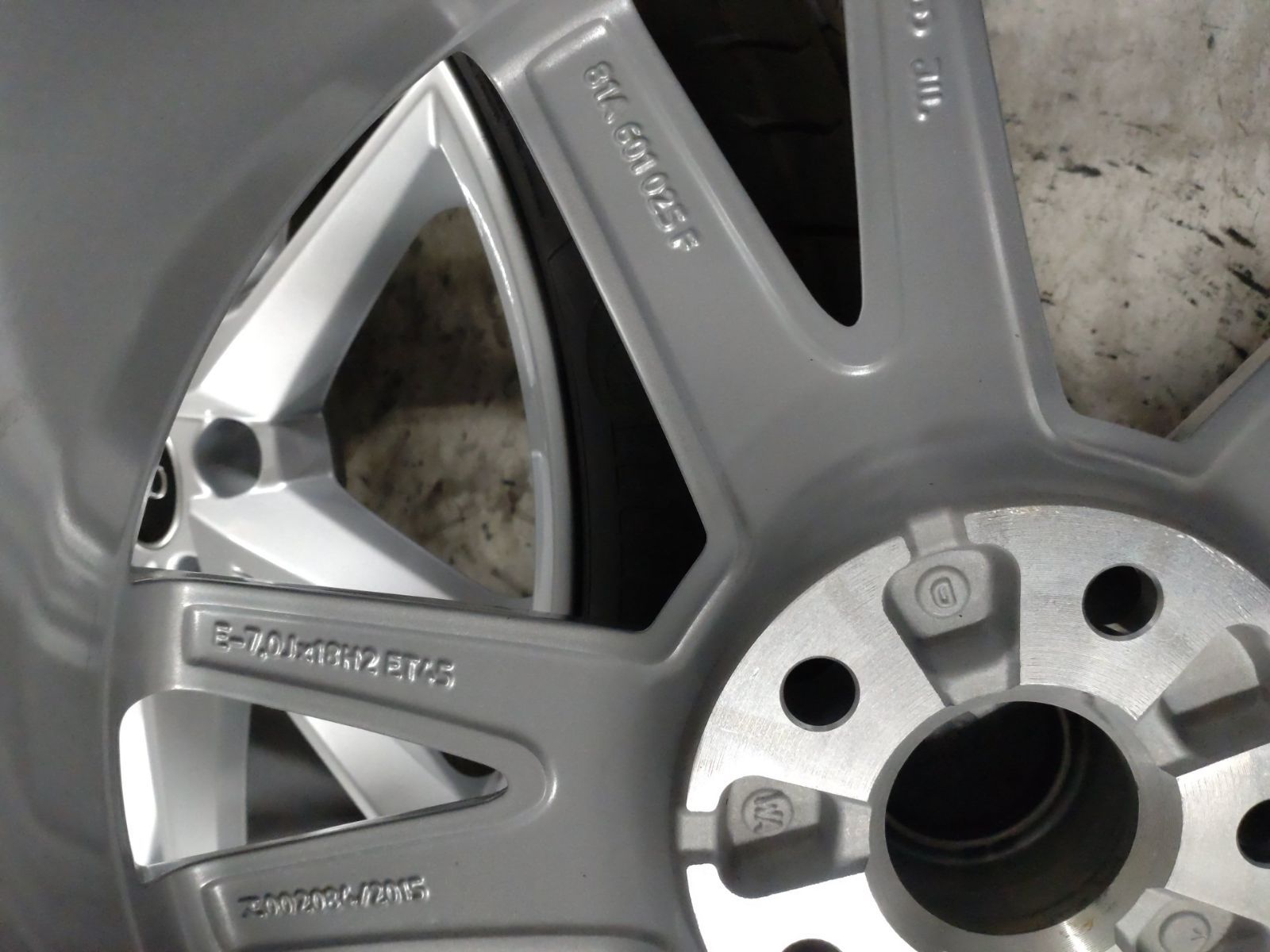 美品♪ アウディ Q2 純正ホイール 18インチ 18×7.0J+45 112-5H