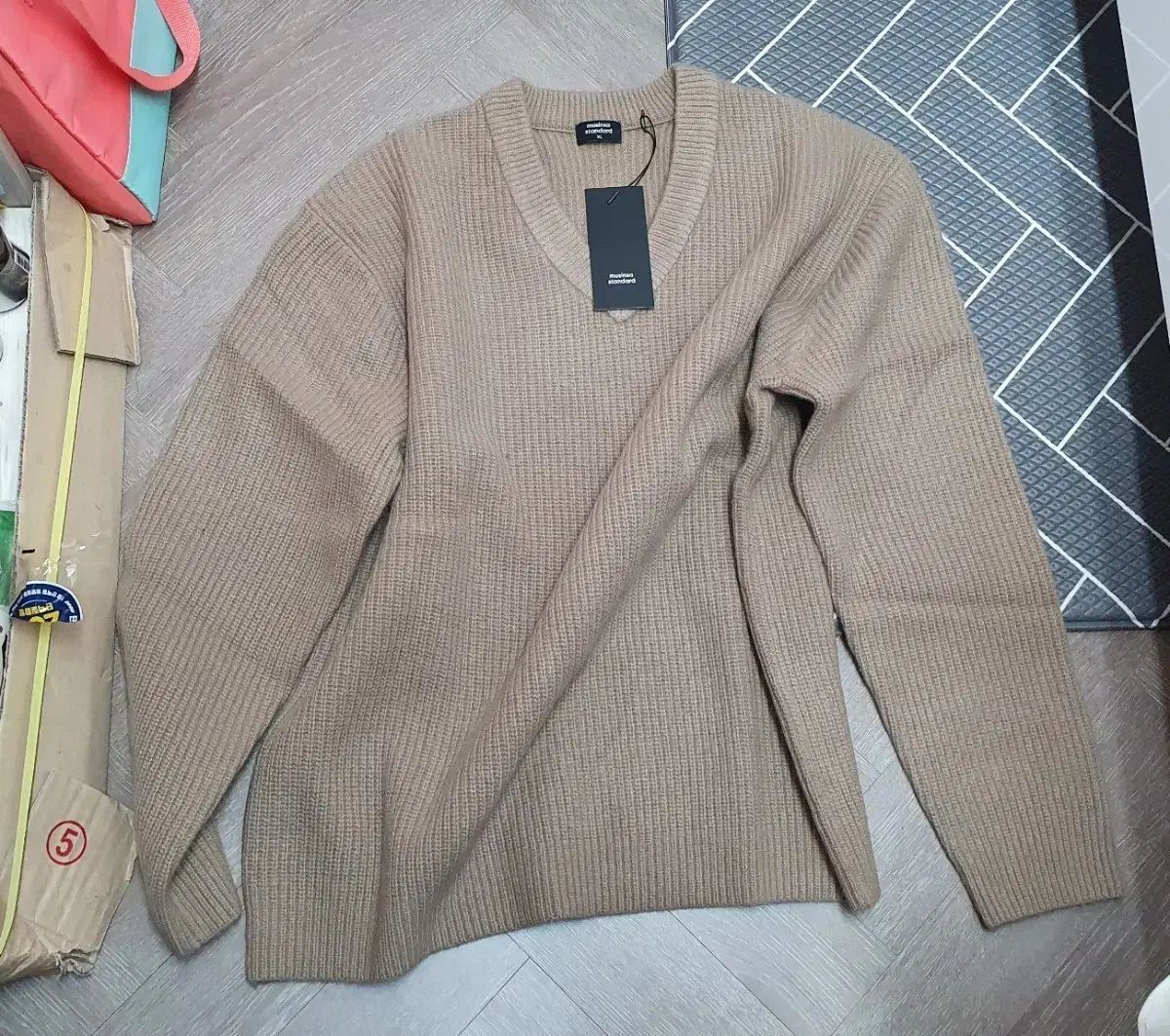 ムシンサスタンダード ラムウール Vネック ニット ベージュ XL