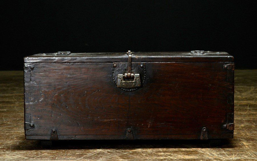 蔵A5812】朝鮮古美術 李朝箪笥 小ぶりなトンケ 鉄金具 鍵付 バンダジ