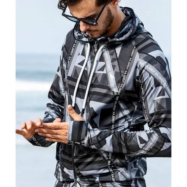 ウノピュウノウグァーレトレリラックス 1piu1uguale3 RELAX パーカー