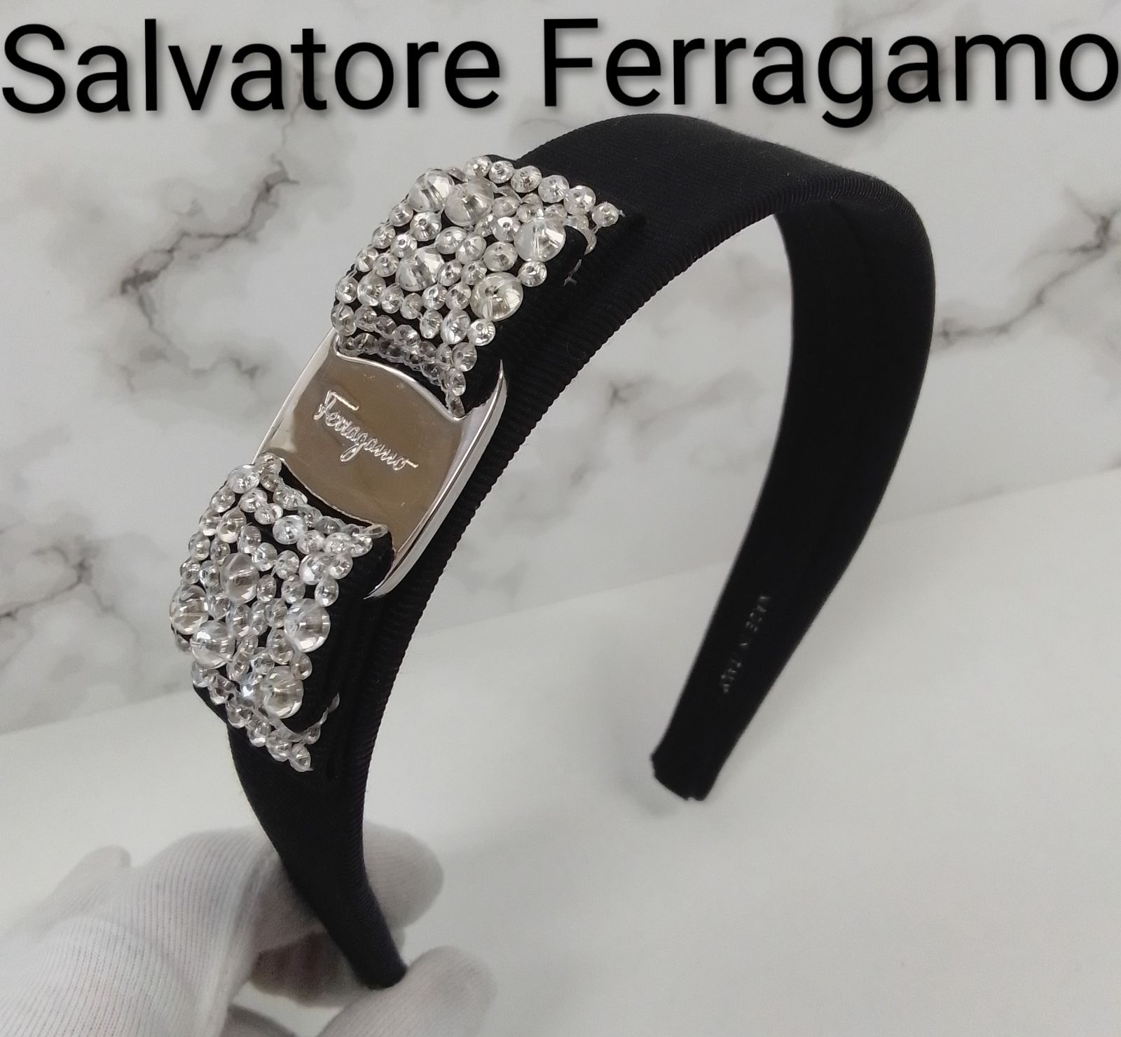 サルバトーレフェラガモ 美品 ヴァラリボン ラインストーンカチューシャ ANH02 サルヴァトーレフェラガモ 美品 ヴァラリボン カチューシャ 髪