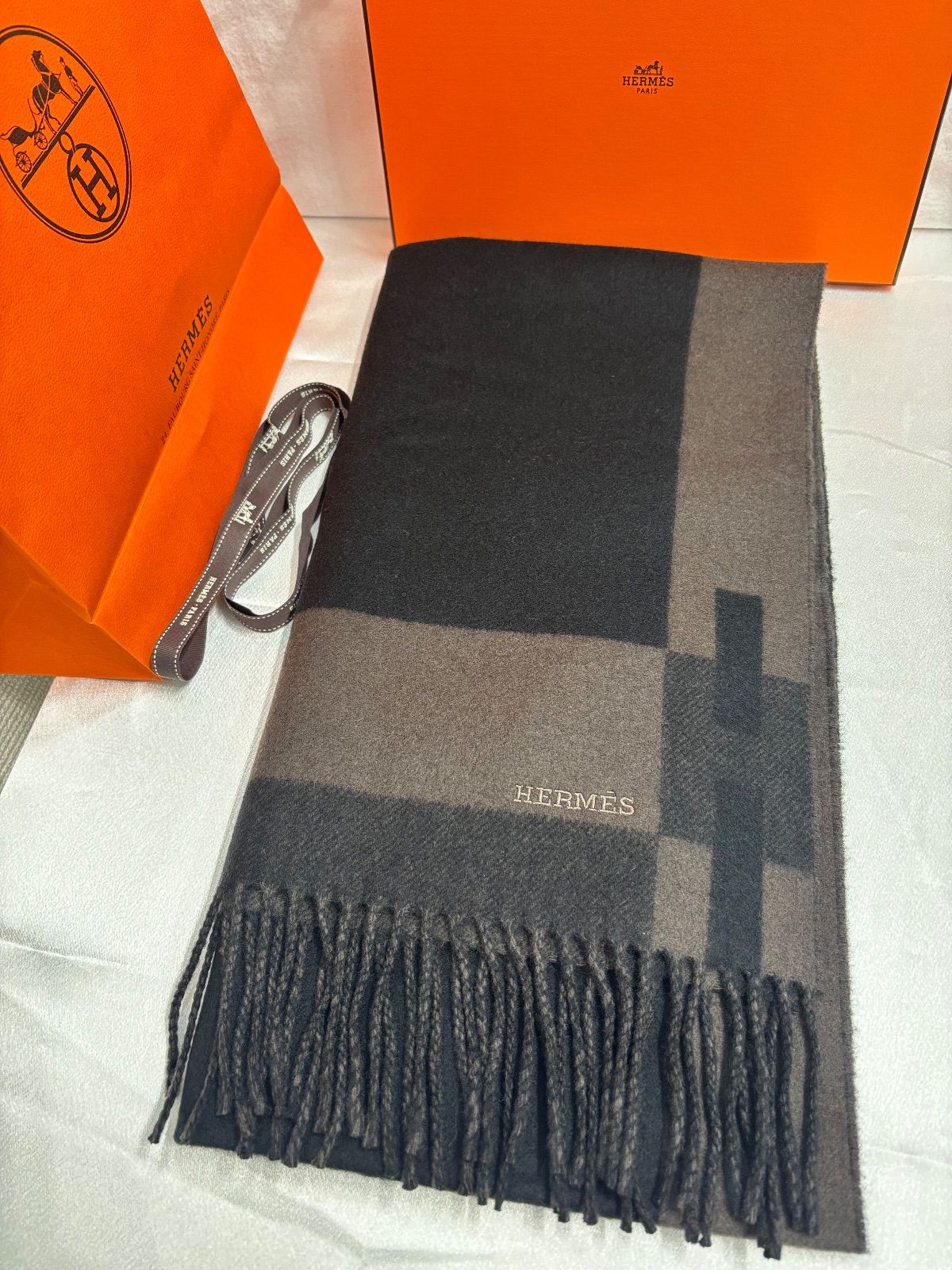 新品・タグ付き】HERMÈS エルメス カシミヤ100％ マフラー 《Hパッサン
