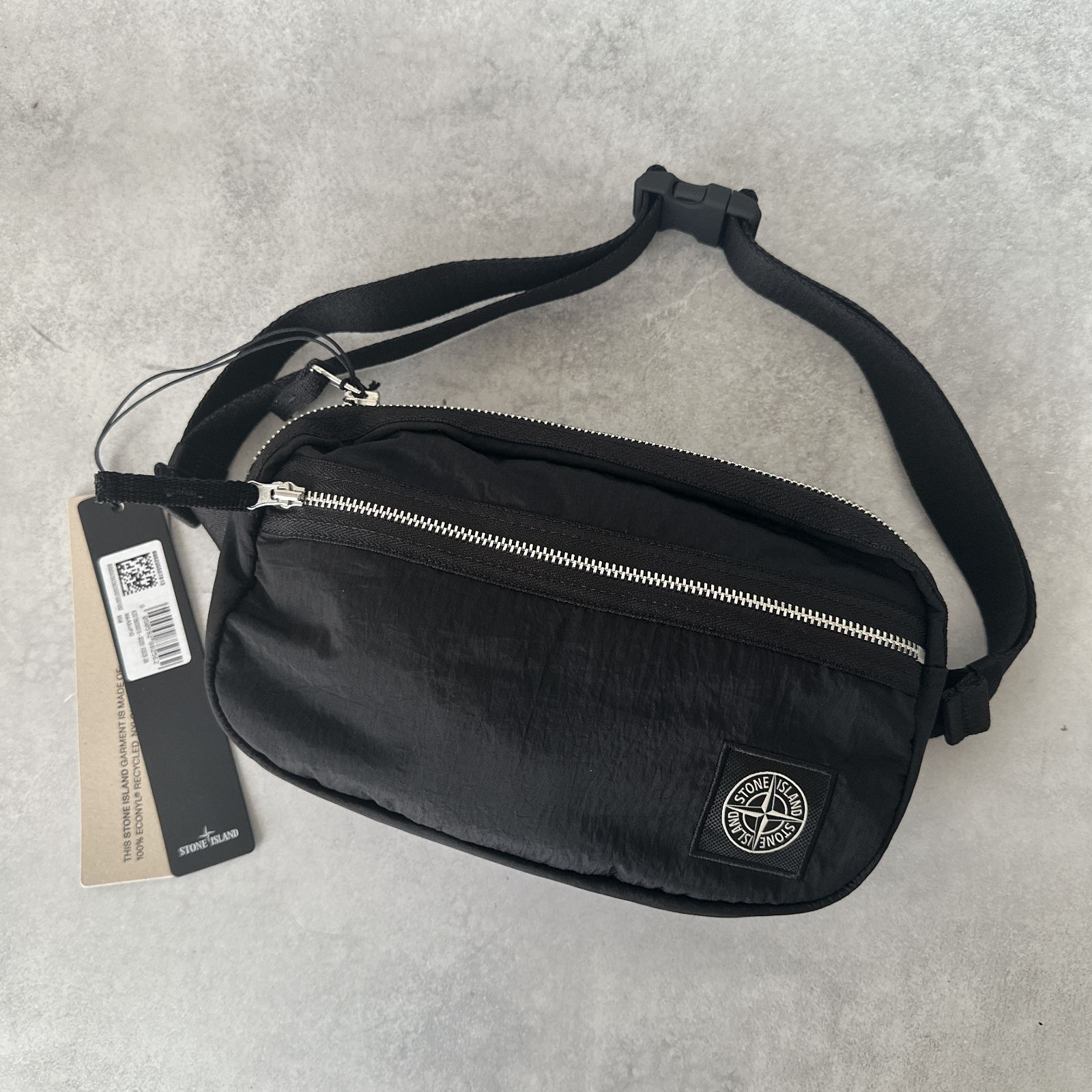 ☆新品未使用☆　ストーンアイランド　ボディバッグ　斜め掛け　黒 Stone Island ストーンアイランド ロゴ ナイロン バッグ ベルトバッグ