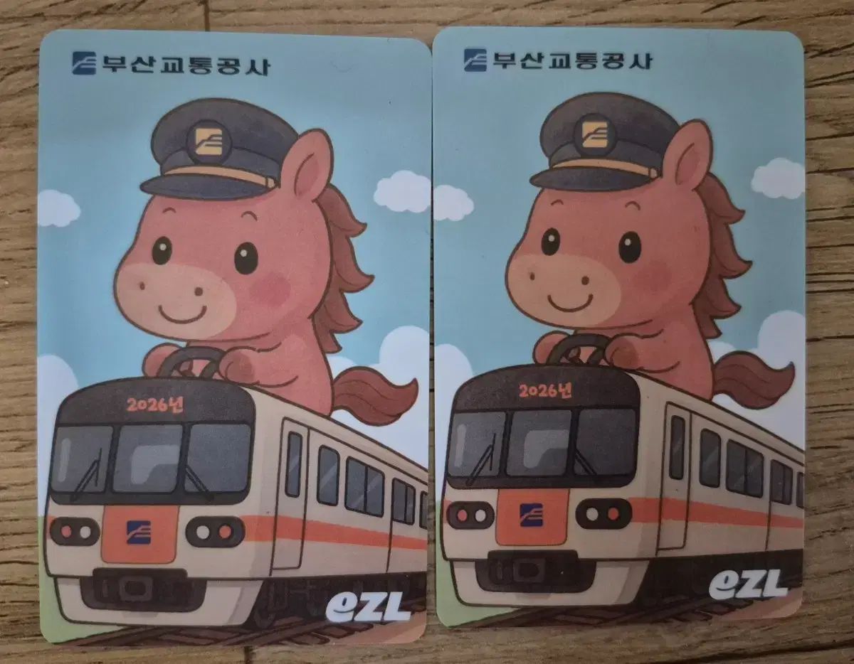 | 1月5日の販売開始とともに韓国国内のSNSで話題となっているKORAIL マナカ／manaca」マスコットキャラクター まるはち交通 さらばSuicaのペンギン、次の主役は誰？ 韓国旅行で使える交通系ICカードまとめ！T-money、気候同行カード 釜山観光公社がカカオキャラクター「チュンシクイ」を活用した釜山 乗り方徹底ガイド 釜山の地下鉄 釜山日本人会ＨＰ – 生活情報釜山地下鉄の利用方法 韓国 日本全国交通系ICカードキャラ 釜山 デザインが自由な韓国で使える地下鉄カードT-money！購入方法は