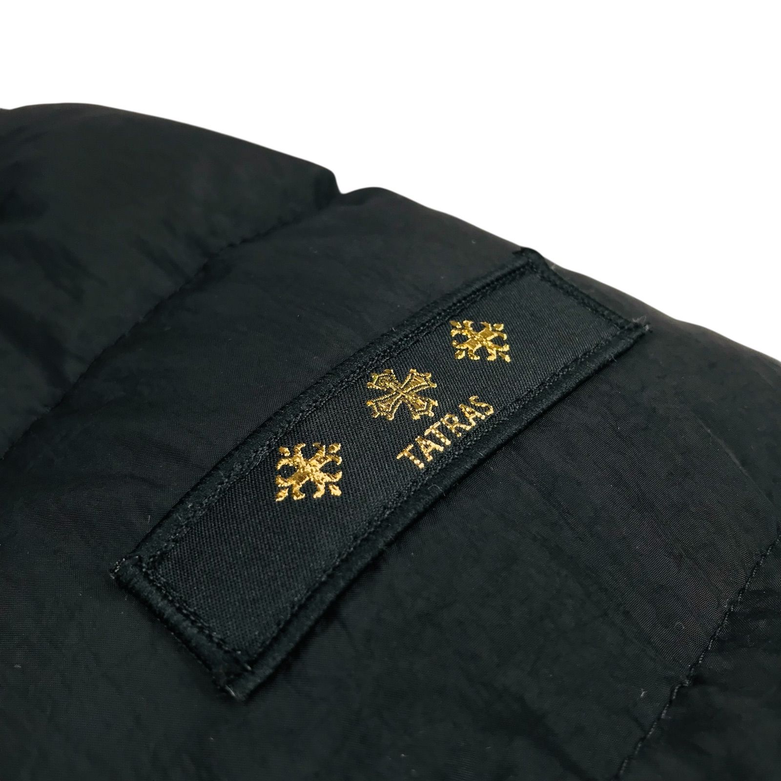 【美品】タトラス ノーカラー ダウンジャケット ゴールドジップ ロゴワッペン 黒 美品】タトラス ノーカラー ダウンジャケット ゴールドジップ ロゴ