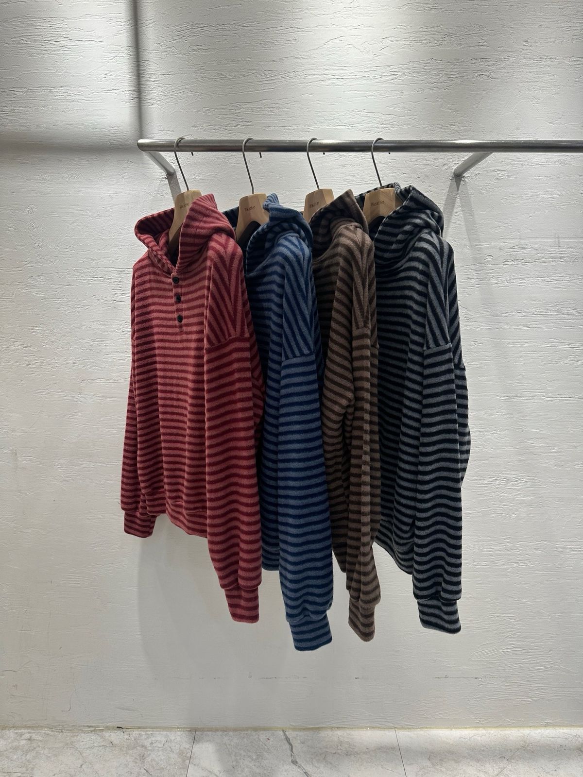 マイルド ボーダー柄 ヘンリーネック フード付きニット (起毛 ストライプ ボーダー柄 フード付きTシャツ 冬 オーバーサイズ)