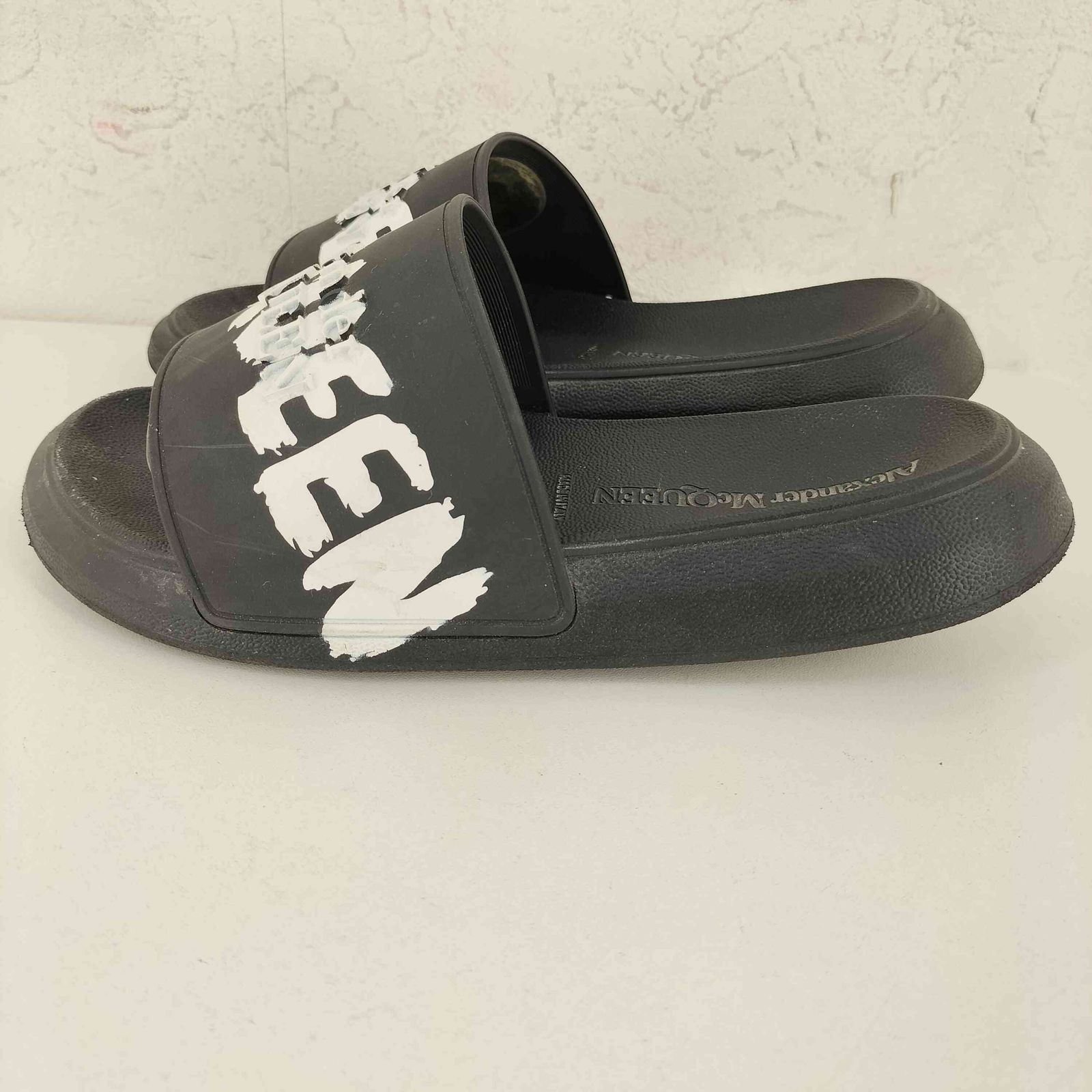 アレキサンダーマックイーン Alexander McQueen GRAFFITI RUBBER POOL アレキサンダーマックイーン Alexander McQueen GRAFFITI RUBBER POOL