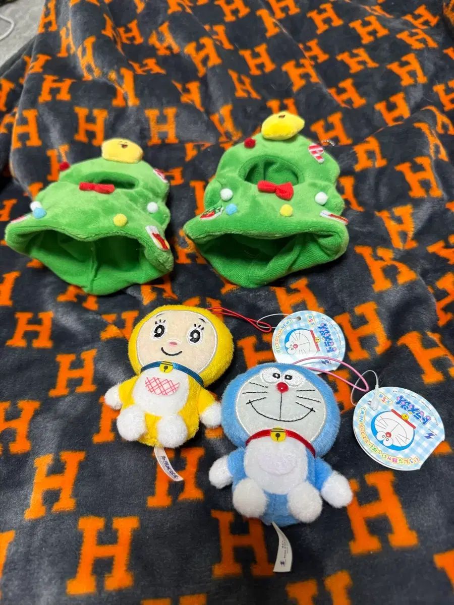 送料無料，新作登場 ドラえもん ぬいぐるみ + ツリー帽子 セット その他