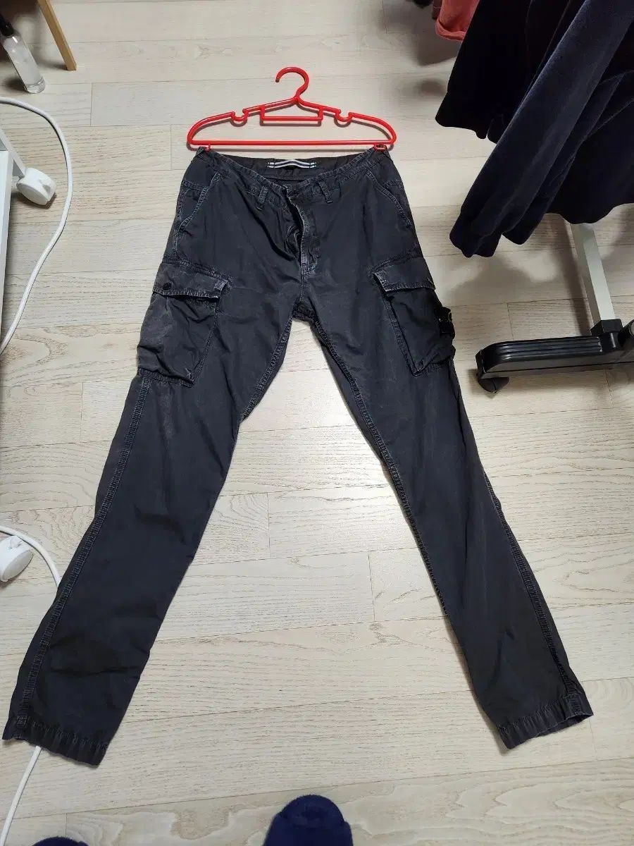 限定セール，低価 STONE ISLAND ストーンアイランド カーゴパンツ ブラック サイズ 30 ジョガーパンツ・スウェットパンツ