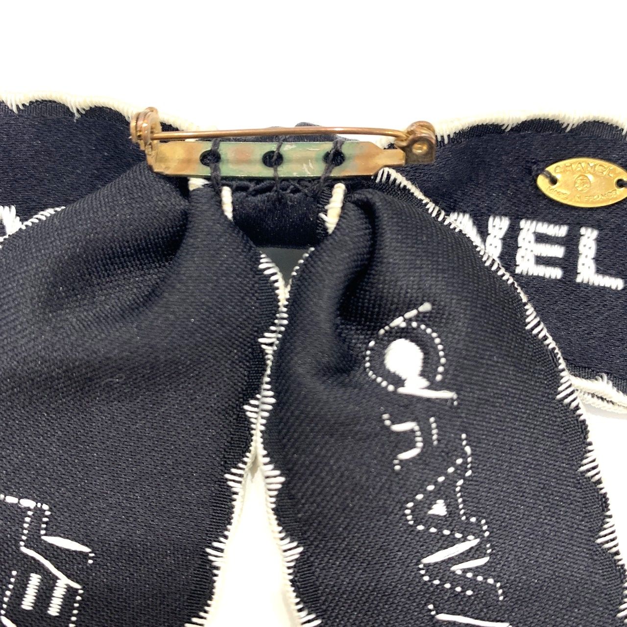 シャネル リボンブローチ ロゴ刺繍 ブラック×ホワイト CHANEL ABランク