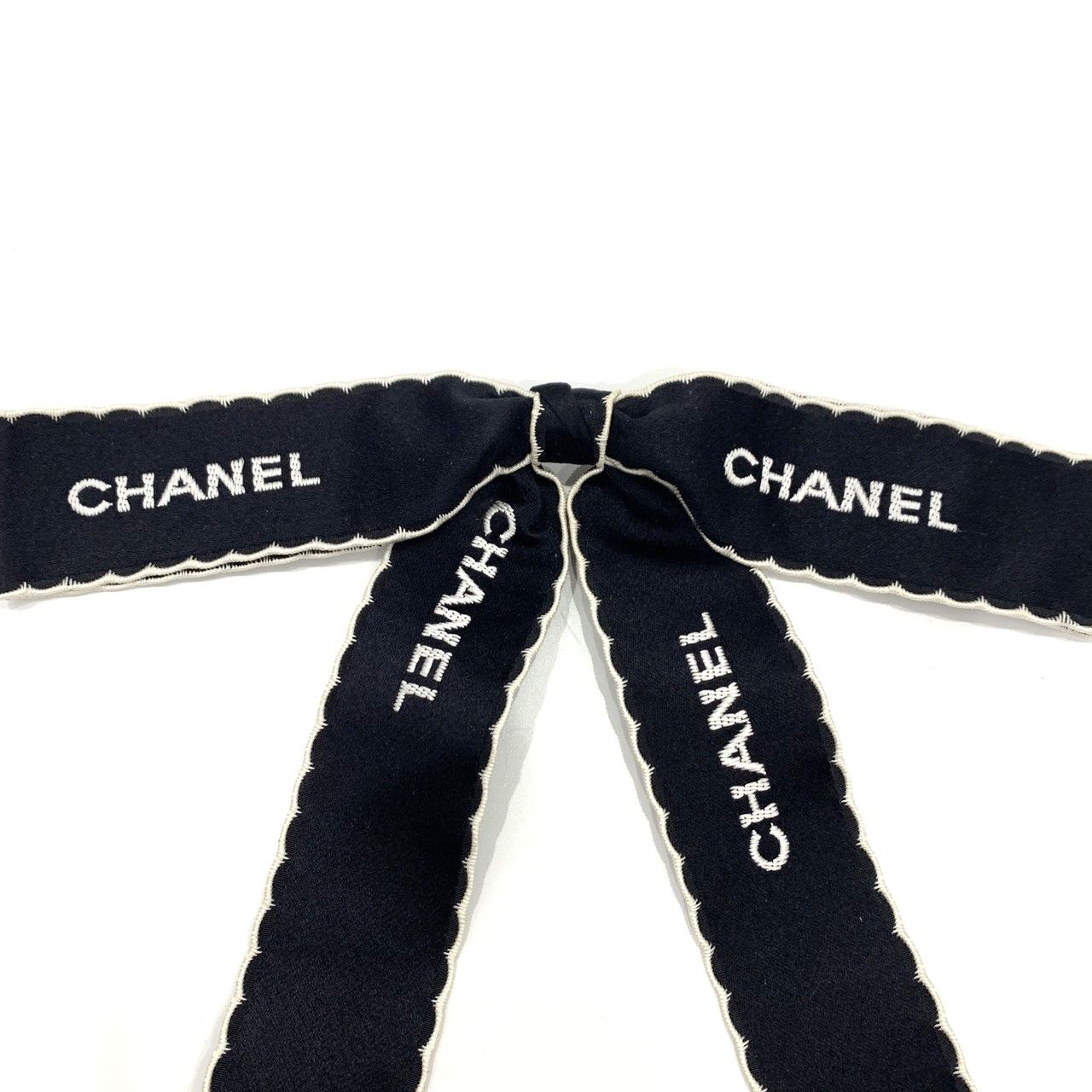シャネル リボン ブローチ ブラック×ホワイトステッチ コメあり ヴィンテージ シャネル リボンブローチ ロゴ刺繍 ブラック×ホワイト CHANEL ABランク