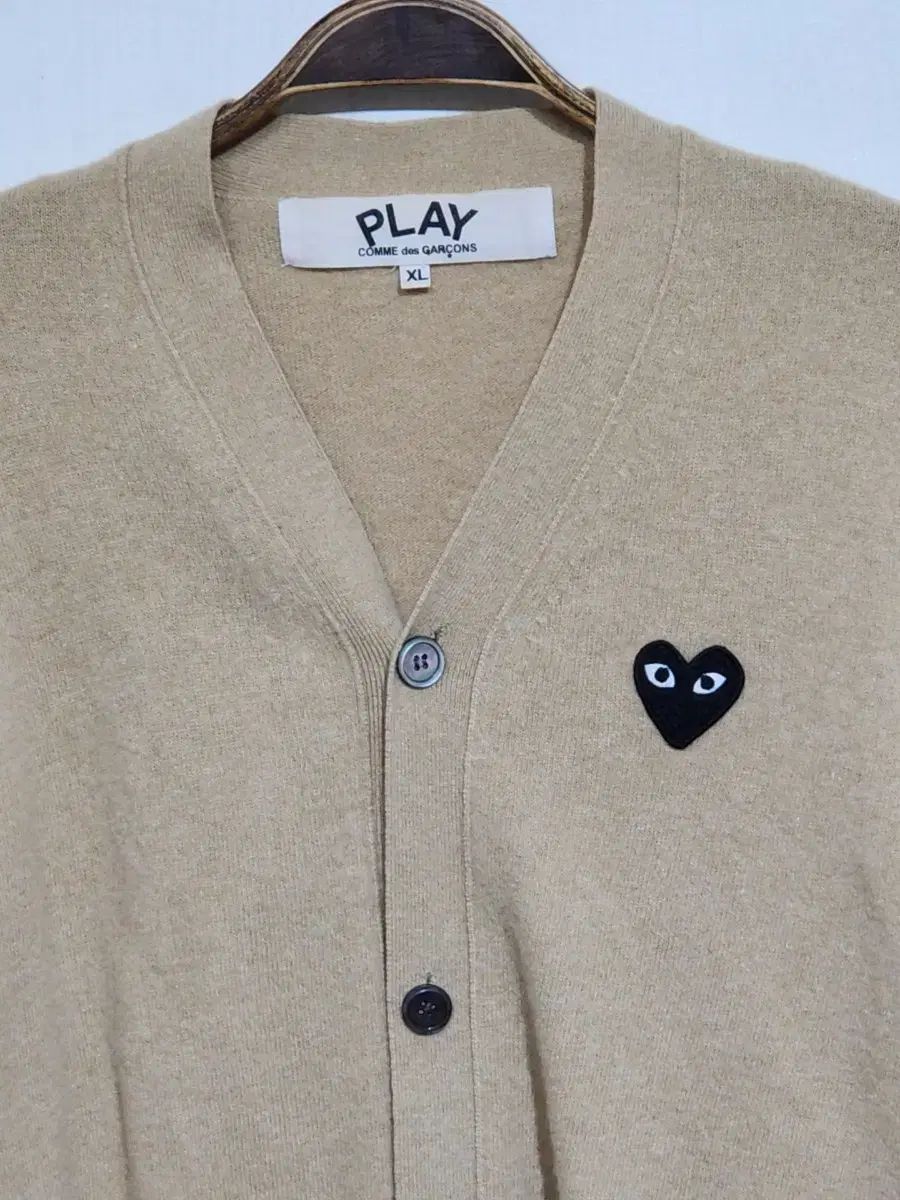 (正規品) コム・デ・ギャルソン カーディガン ベージュ ブラックワッペン AZ N024