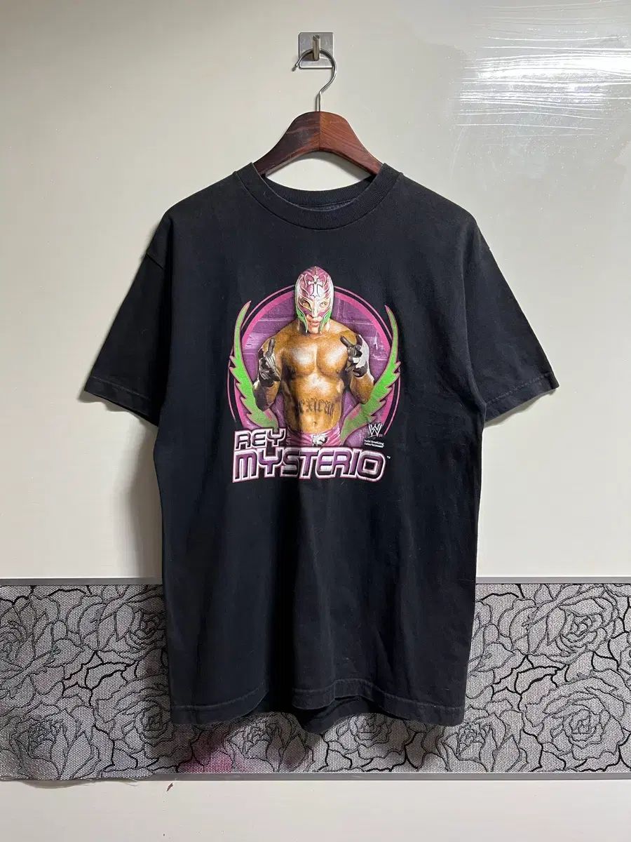 2008 WWE/ ミステリオ 総柄 レスリング Tシャツ 2008 WWE/ ミステリオ 総柄 レスリング Tシャツ 2008 WWE/ ミステリオ