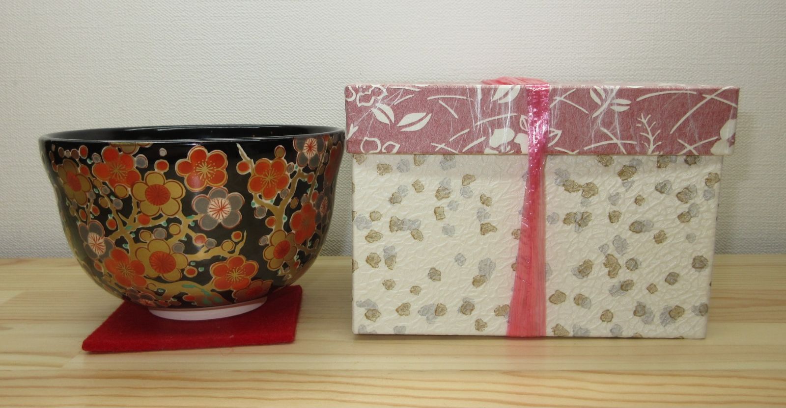 逢絢亭・新品】茶道具 茶碗 美濃焼 黒仁清 梅林の図 宮地英香 紙箱入り