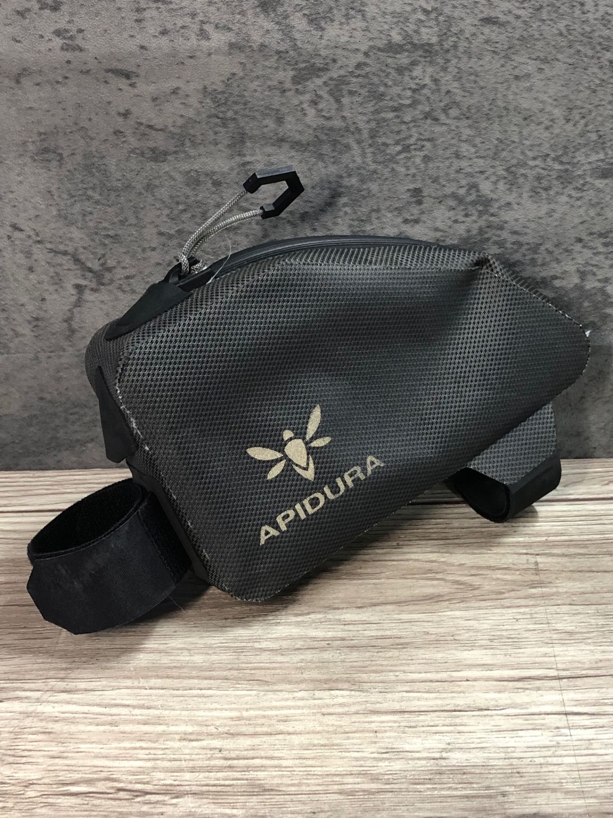 JS007 アピデュラ APIDURA トップチューブバッグ 0.5L グレー