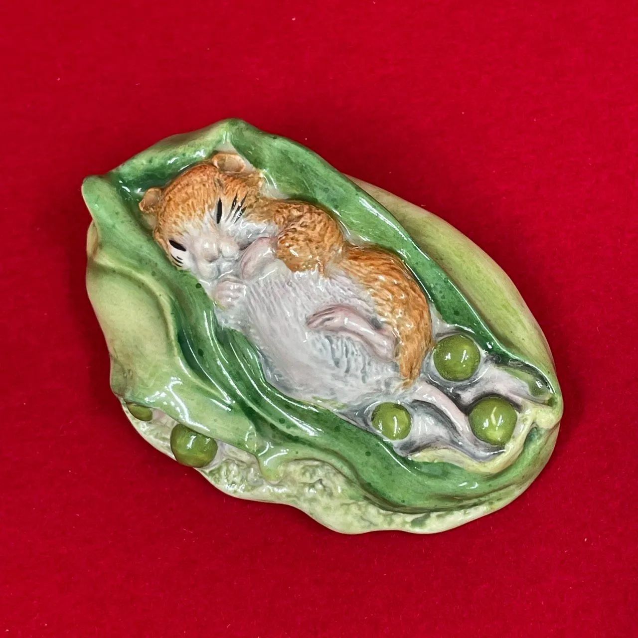 さやの中で眠るチミーウィリー フィギュリン ピーターラビット