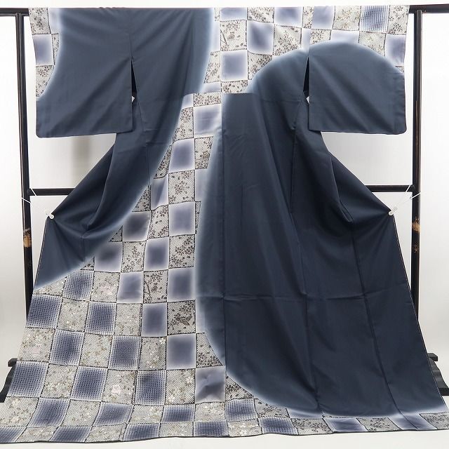 仕付け糸付”凛とした着姿に刺繍で物語を描く”大島紬訪問着 7450